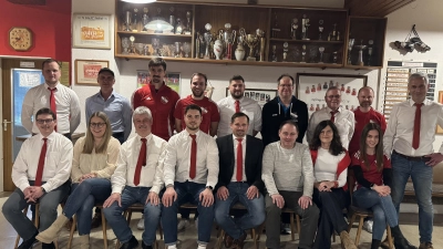 Neugewählte Vorstandschaft des FC Dießfurt, (sitzend v.l.) Markus Brüderer, Kathrin Bauer, Siegbert Brüderer, Andreas Brüderer, Vorsitzender Tobias Hösl, Harald Schmid, Cornelia Holzer Hanna Holzer<br>(stehend v.l.) Stefan Kallmeier, Rudi Fischer, Timo, Fischer, Simon Schmid, Helmut Gilch, Christian Reichl, Hen-ry Schraml, Florian Eckert, Rainer Holzer. (Bild: Rudi Fischer)