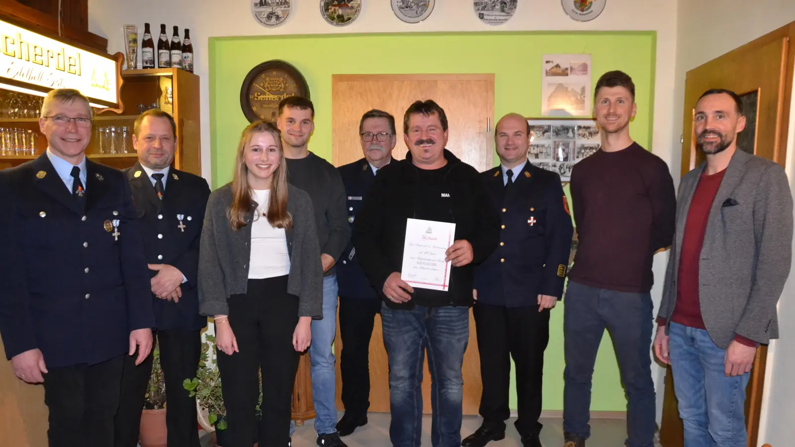 Den Geehrten gratulierten und dankten für die Treue Vorsitzender Hermann Ach mit Bürgermeister Armin Bulenda, Kommandant Karl Eckl, Kreisbrandrat Marco Saller und Kreisbrandmeister Thomas Kleber.  (Bild: Peter Garreiss)