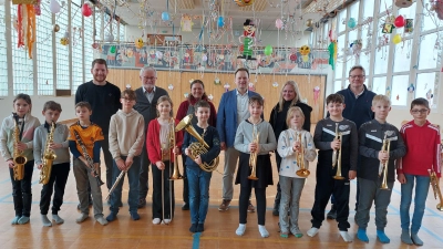 Gezeitgt wird die Bläserklasse mit den Initiatoren im Hintergrund. (Bild: Eva Vogel)