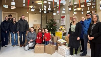 Kinderhausleitung Katja Bloßfeldt (4. v. rechts) bedankte sich herzlich bei Stefan Drexler (4. v. links) und Kerstin Reiter (1. v. rechts) für die Teilnahme am Johanniter-Weihnachtstrucker. (Bild: Melanie Wittmann )