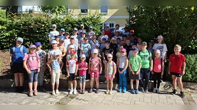 Die Teilnehmerinnen und Teilnehmer der Schnitzeljagd „Ceaser lädt zu den römischen Spielen” organisiert von der KAB Kirchenthumbach im Rahmen des Kinderferienprogramms (Bild: Georg Schreglmann)