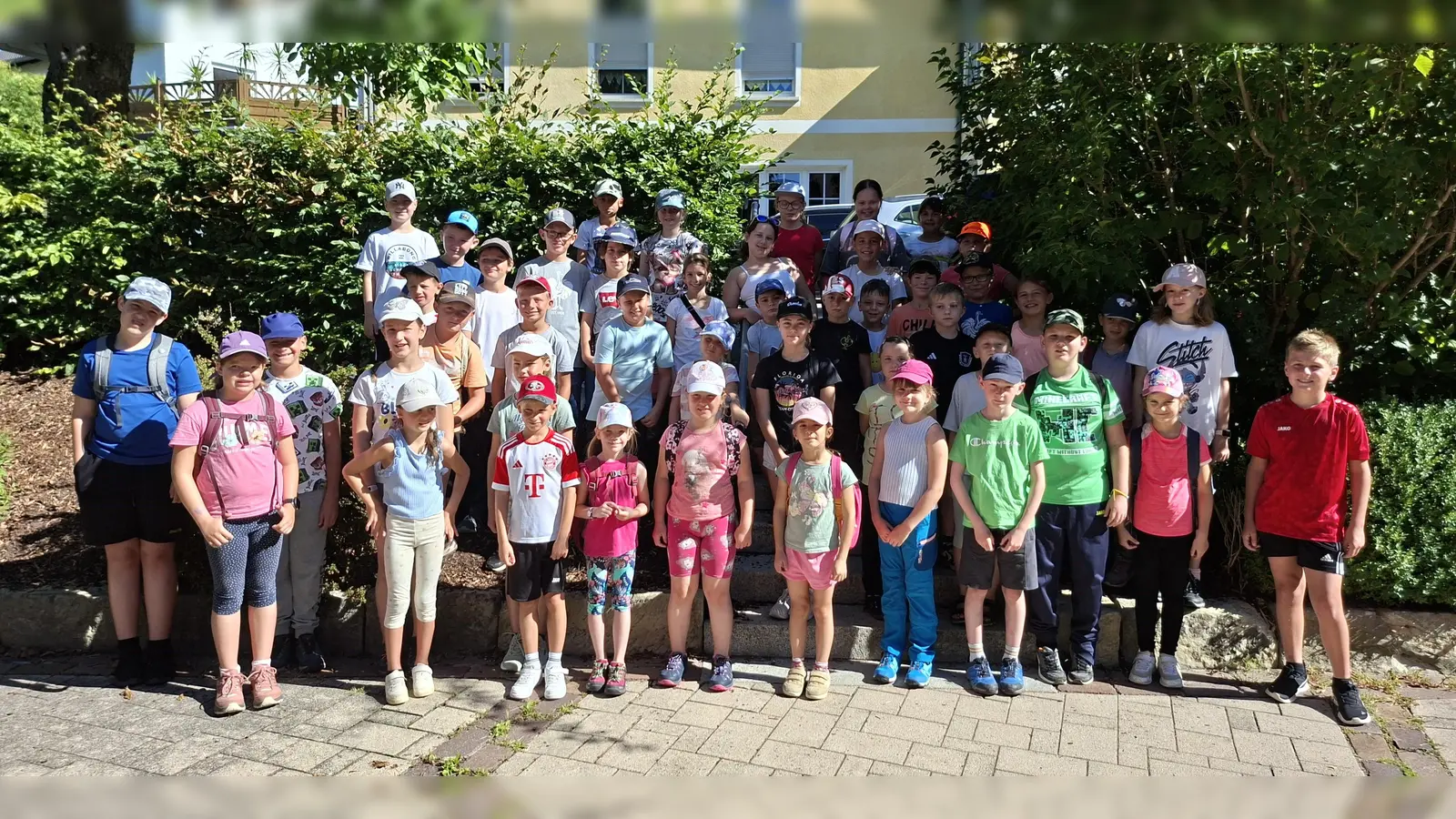 Die Teilnehmerinnen und Teilnehmer der Schnitzeljagd „Ceaser lädt zu den römischen Spielen” organisiert von der KAB Kirchenthumbach im Rahmen des Kinderferienprogramms (Bild: Georg Schreglmann)