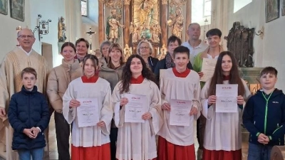 Pfarrer Herbert Rösl mit dem liturgischen Dienst, den ausgeschiedenen und neuen Mitgliedern des PGR Pertolzhofen, und den verabschiedeten Ministranten.<br>Vorne von links: Elias Wicki, Marie Baumer, Patricia Landgraf, Lukas Biegerl, Rebecca Fuchs, Oberministrant Manuel Forster. Hintere Reihe von links: Pfarrer Herbert Rösl, Oberministrantin Johanna Betz, Renate Schneeberger, Maria Kühner, Erika Biegerl, Mesnerin Therese Fink, Christina Betz, Markus Zeitler und Sieglinde Reitinger. (Bild: Herbert Rösl)