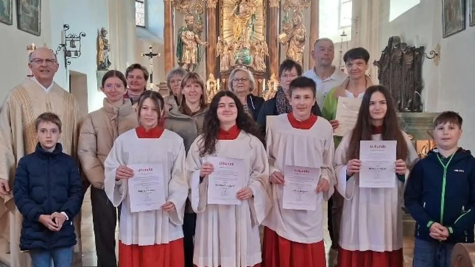 Pfarrer Herbert Rösl mit dem liturgischen Dienst, den ausgeschiedenen und neuen Mitgliedern des PGR Pertolzhofen, und den verabschiedeten Ministranten.<br>Vorne von links: Elias Wicki, Marie Baumer, Patricia Landgraf, Lukas Biegerl, Rebecca Fuchs, Oberministrant Manuel Forster. Hintere Reihe von links: Pfarrer Herbert Rösl, Oberministrantin Johanna Betz, Renate Schneeberger, Maria Kühner, Erika Biegerl, Mesnerin Therese Fink, Christina Betz, Markus Zeitler und Sieglinde Reitinger. (Bild: Herbert Rösl)