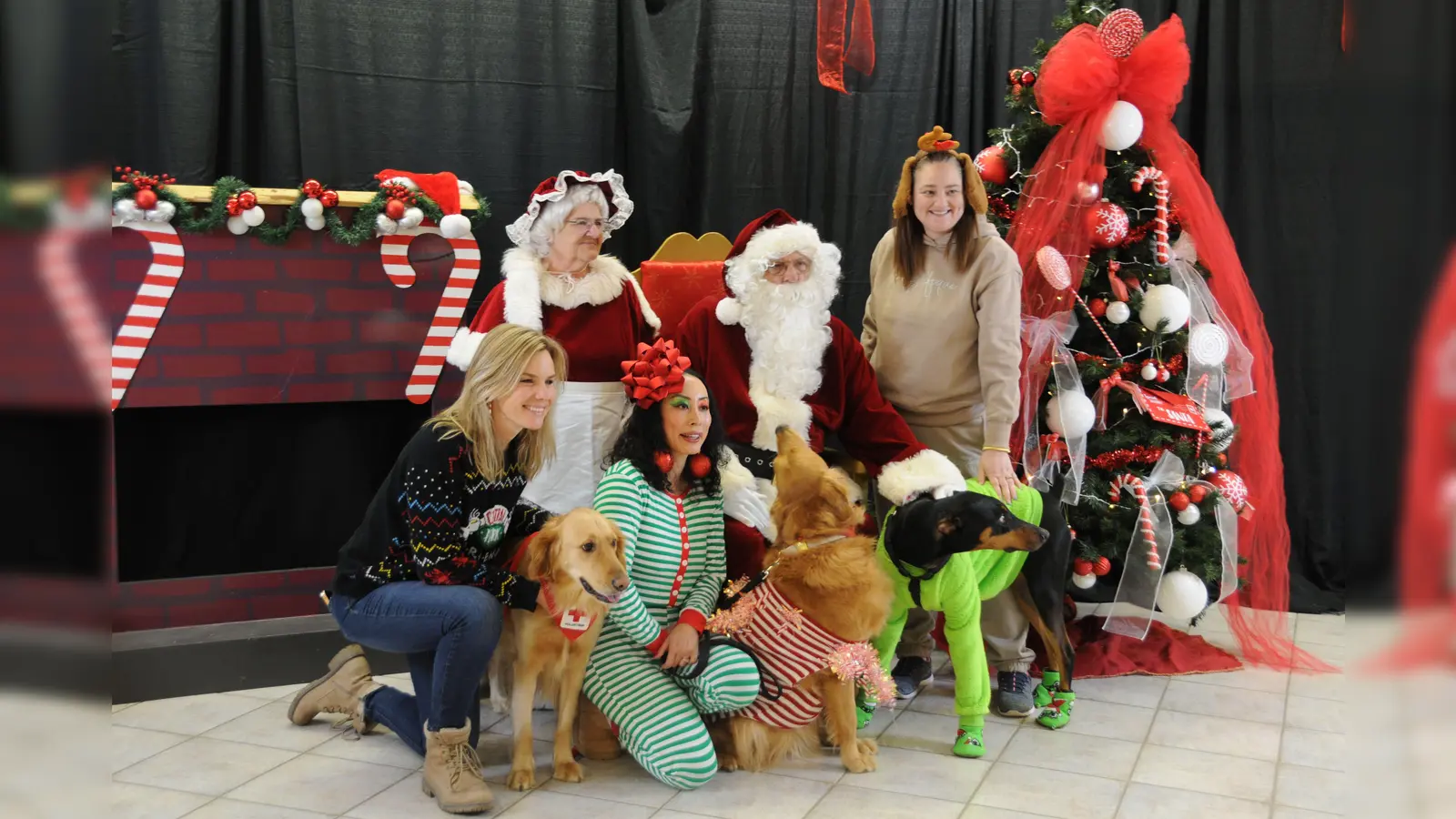 Auch in Hohenfels beginnt die Weihnachtszeit. Ein Selfie und Bilder mit Santa und Mrs. Claus gehören beim Christmas-Tree-Lighting in Hohenfels immer mit dazu. (Bild: Paul Böhm)