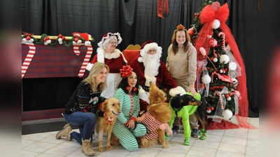 Auch in Hohenfels beginnt die Weihnachtszeit. Ein Selfie und Bilder mit Santa und Mrs. Claus gehören beim Christmas-Tree-Lighting in Hohenfels immer mit dazu. (Bild: Paul Böhm)