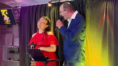 Natalie Sporrer und Klaus Rückert begeisterten das Publikum beim Muttertagskonzert des Festspielvereins mit ihren Liedern aus bekannten Musicals. (Bild: Mandy Römer)
