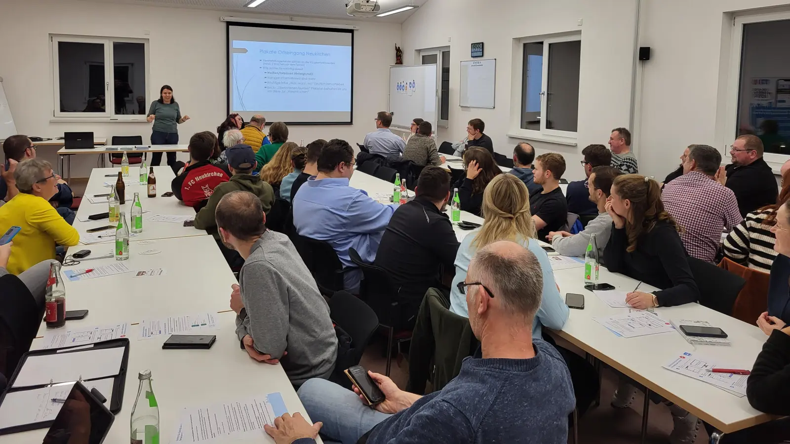 Frau Rippel stellt wichtige Themen und Änderungen für die Vereinsarbeit vor. (Bild: Peter Achatzi)