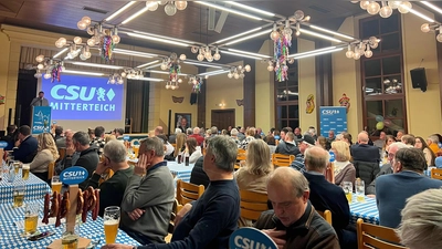 Stefan Grillmeier eröffnete den Bayerischen Abend der CSU Mitterteich im vollbesetzten Saal des Josefsheimes. (Bild: Stefan Grillmeier)