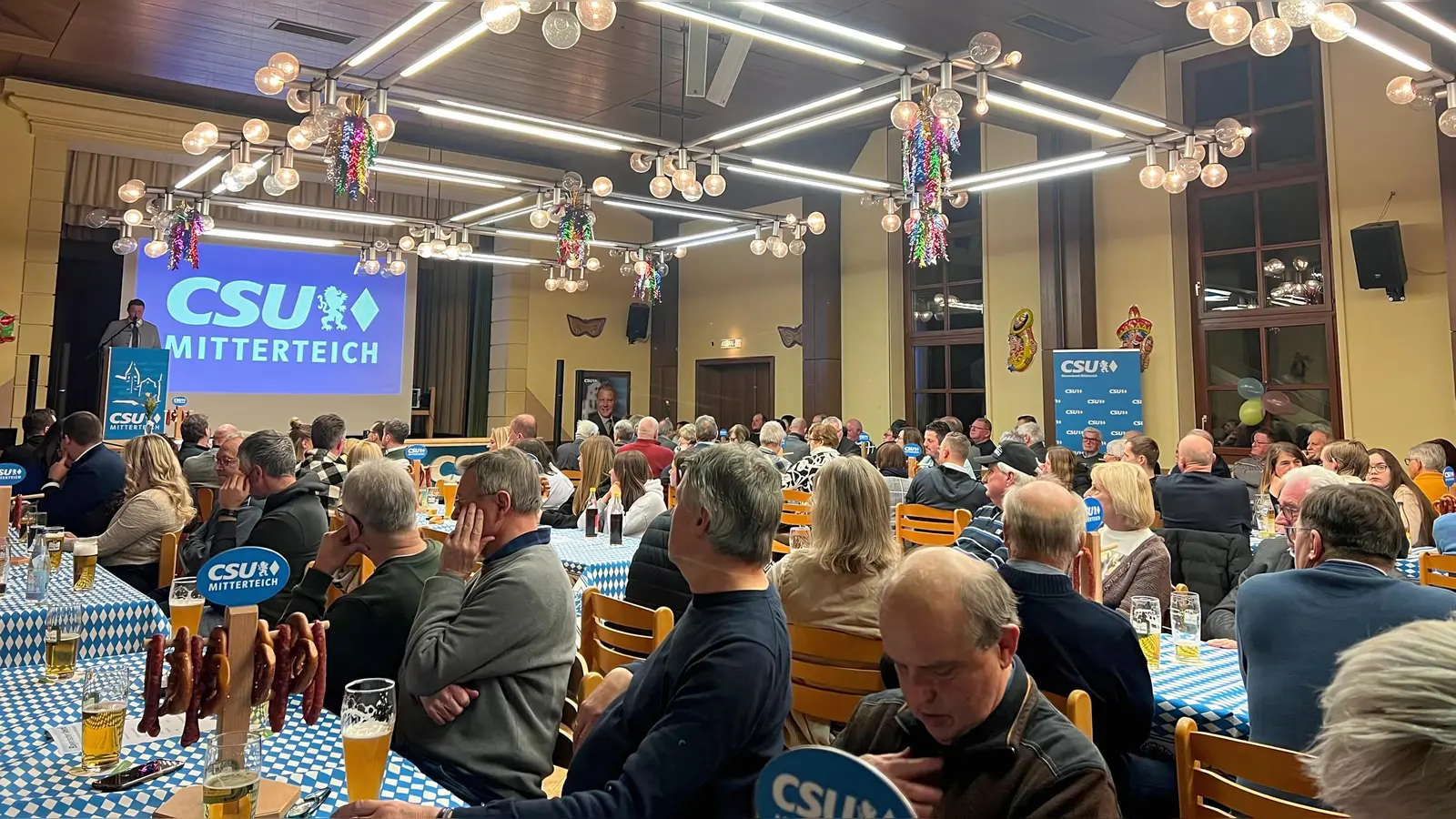 Stefan Grillmeier eröffnete den Bayerischen Abend der CSU Mitterteich im vollbesetzten Saal des Josefsheimes. (Bild: Stefan Grillmeier)