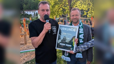 Der Vorsitzende des 1.FC Rieden Hans Fischer bei seiner Ehrung mit MdL Bernhard Heinisch (Bild: gau)
