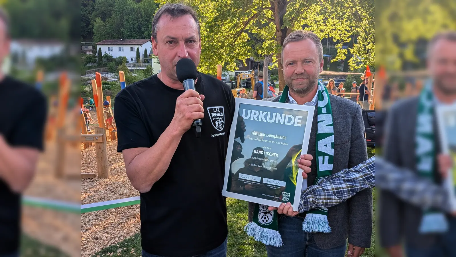 Der Vorsitzende des 1.FC Rieden Hans Fischer bei seiner Ehrung mit MdL Bernhard Heinisch (Bild: gau)