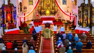 Beginn der Herz-Jesu-Festandacht in St.Dionysius Neunkirchen. (Bild: Beate Suttner)
