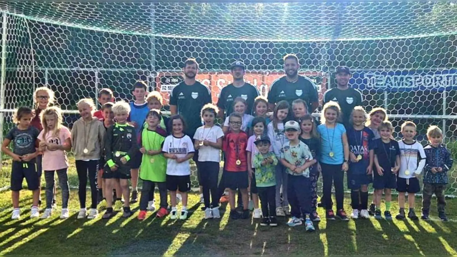 Gruppenbild der Weltreisenden mit den Betreuern (Bild: Markus Renner)
