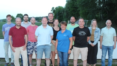 Die wiedergewählte Vorstandschaft des Sportvereins Tiefenbach mit Vorsitzenden Christine Himer (5. v. rechts) und Bürgermeisterstellvertreter Josef Königsberger (rechts). (Bild: Nikolaus Scherr)