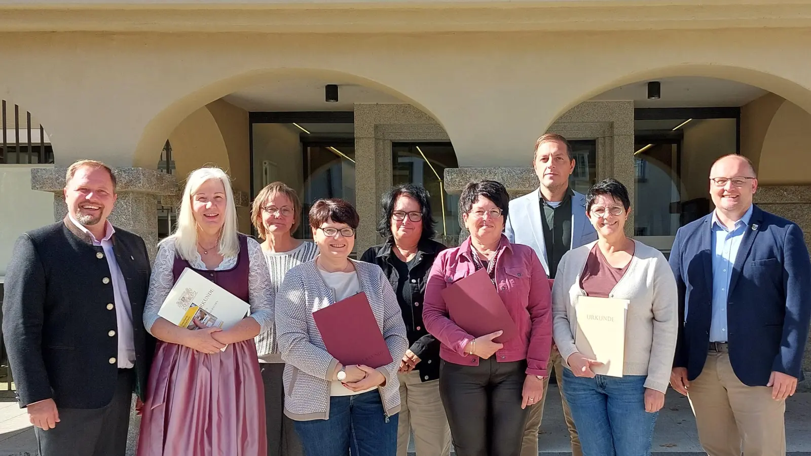 Von links: Landrat Hubert Schicker, Elisabeth Döllinger, Personalleiterin Inge Üblacker, Renate Kohl, Personalratsvorsitzende Ramona Wiesent, Sabine Sporrer, Manuel Enders, Lucia Bergmann, Büroleiter des Landrats Wolfgang Fenzl. (Bildquelle: Nina Malzer)