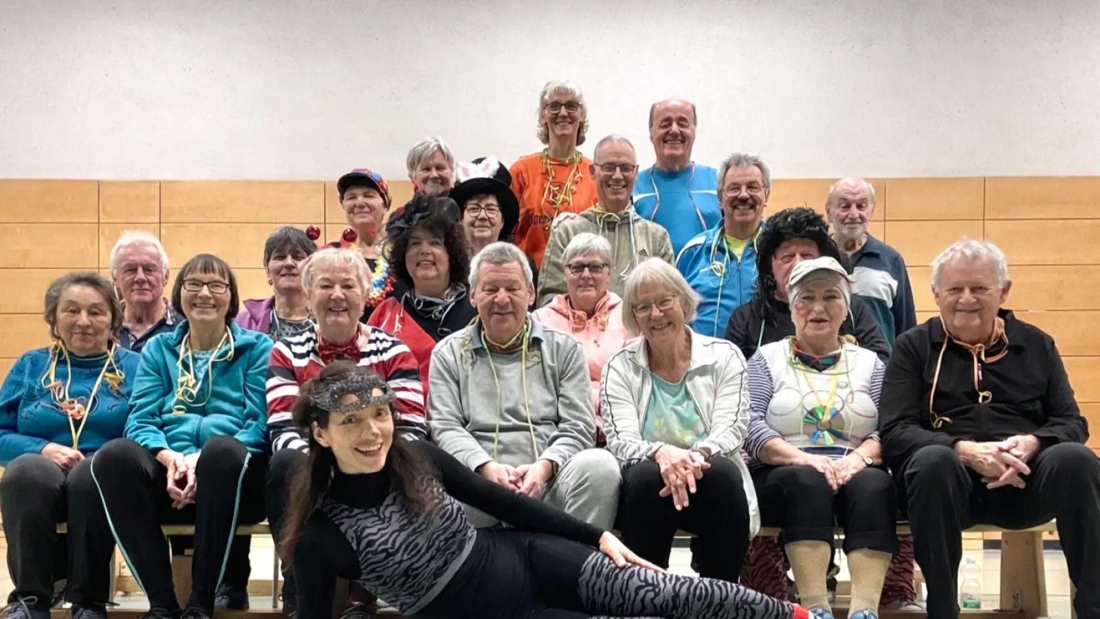 Teilnehmer der Herzgruppe mit Herzsportarzt Dr. Norbert Fischer (zweite Reihe von oben Dritter von rechts) und Übungsleiterin Iris Heinrich (vorne liegend). (Bild: Iris Heinrich)