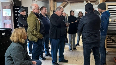 Christian Wolf (re.) erläutert den Aufbau seiner digitalen Bienenstockwaagen (Bild: Andreas Ringholz)