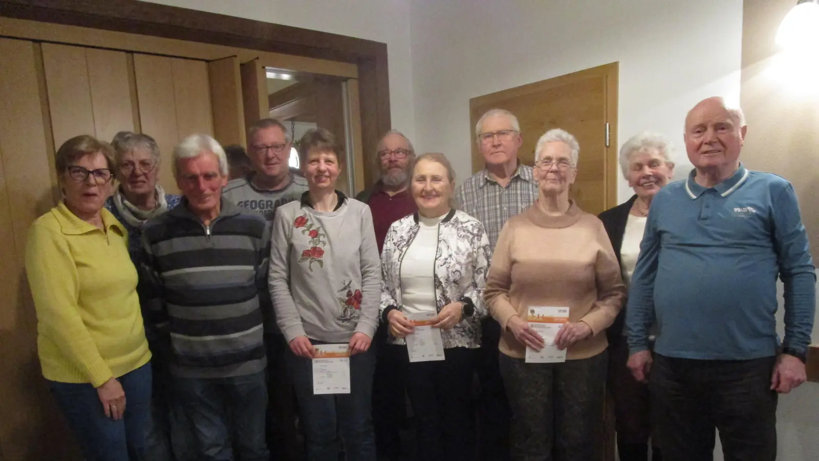 V.l Hannelore Wenzel, Gisela Kindler, Alfons Foizik, Helmut Böll, Andrea Böll, Reinhard Heier, Maria Seidel, Josef Reindl, Manuela Nickl, Antje Lautner (Abnahme der Sportabzeichen), Hermann Weismeier. (Bild: Helmut Böll)