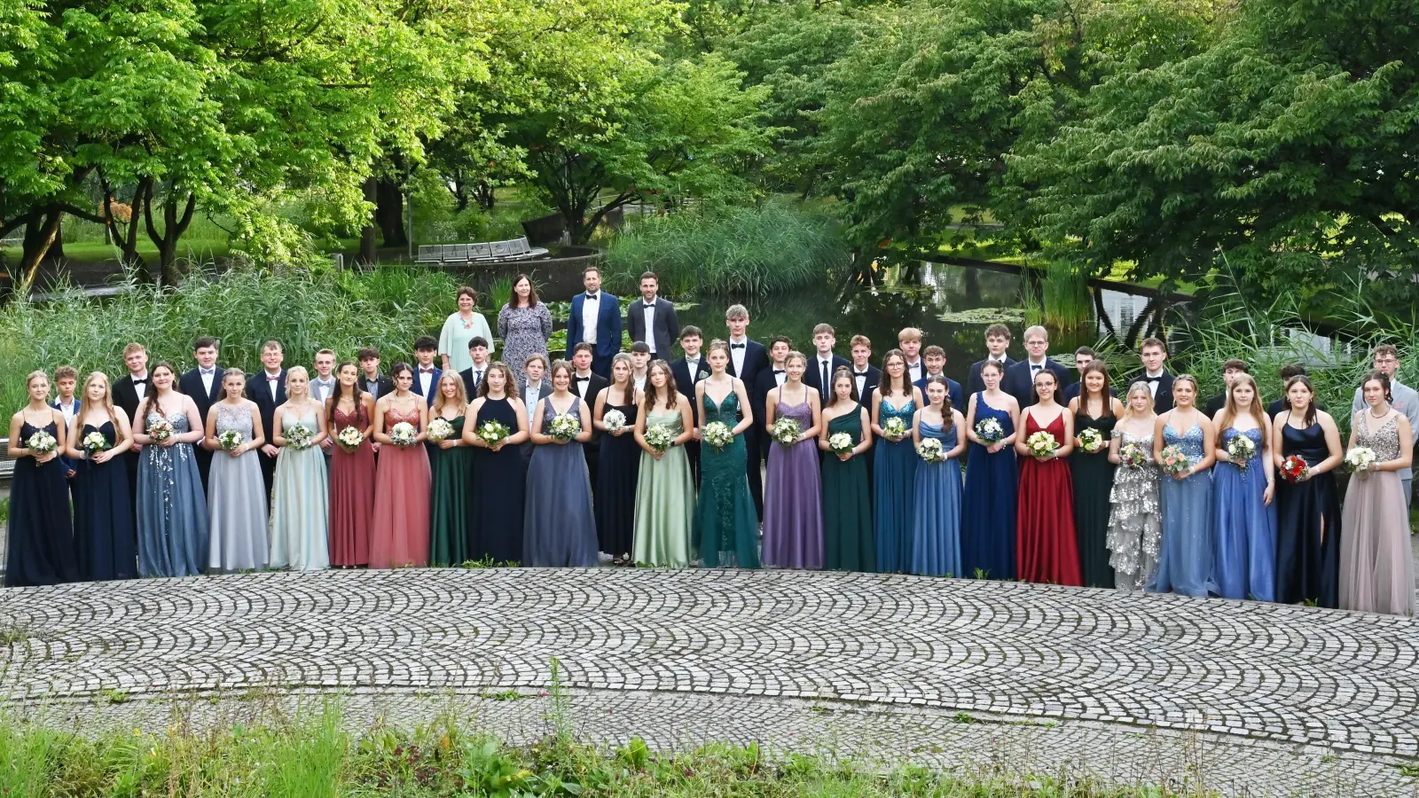 Vor dem Ball ging es noch zum Gruppenfoto im Park der Max-Reger-Halle. (Bild: Günter Zintl)