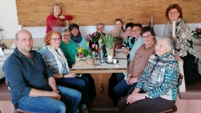 Die Sunzendorfer Landfrauen mit Kreisfachberater Markus Fuchs (l.) und Bürgermeisterin Brigitte Bachmann-Mühlinghaus (hinten l.)  (Bild: Udo Füssel)