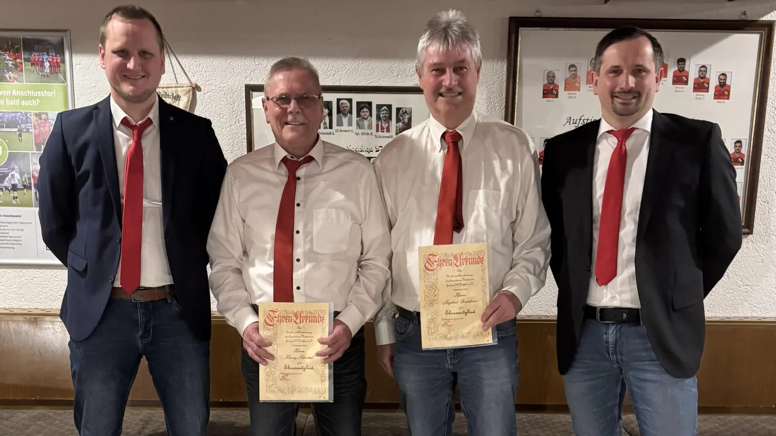 v.l. Ehrenamtsbeauftragter Stefan Kallmeier, Henry Schraml, Siegbert Brüderer, 1. Vorsitzender Tobias Hösl. (Bild: Rudi Fischer)