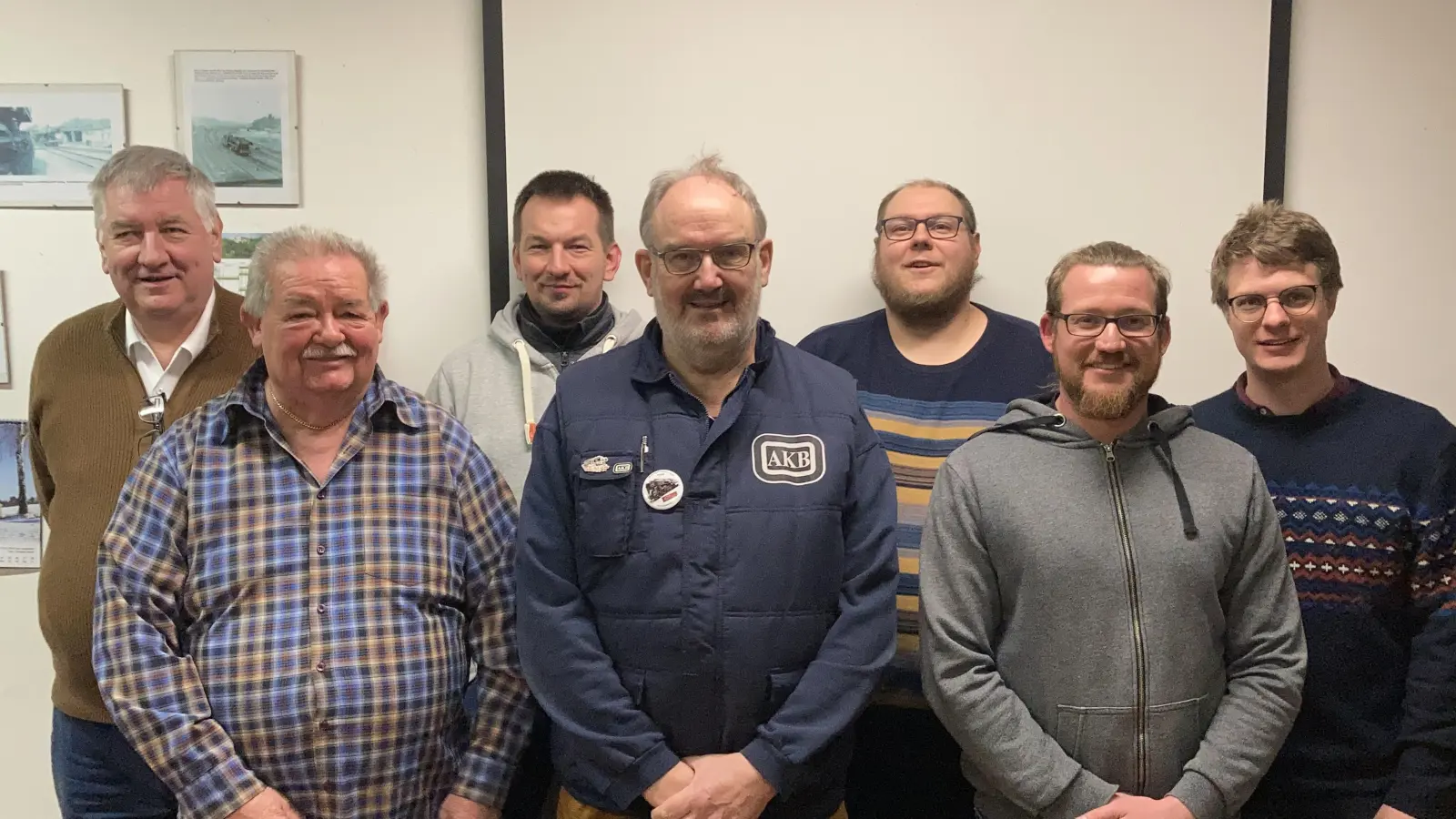 Der neue AKB-Vorstand, v.l. Kassier Wolfgang Männer, Beisitzer Manfred Nagel, Beisitzer Daniel Männer, 1. Vorsitzende Prof. Dr. Matthias Gruschwitz, 2. Vorsitzender Tobias Schuminetz, Beisitzer Sebastian Rezek, Schriftführer Philipp Dauer (Bild: Maik Feller)