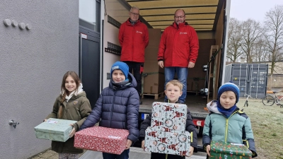 Viertklässler helfen bei der Abholung der Geschenke (Bild: Erika Hoffmann)