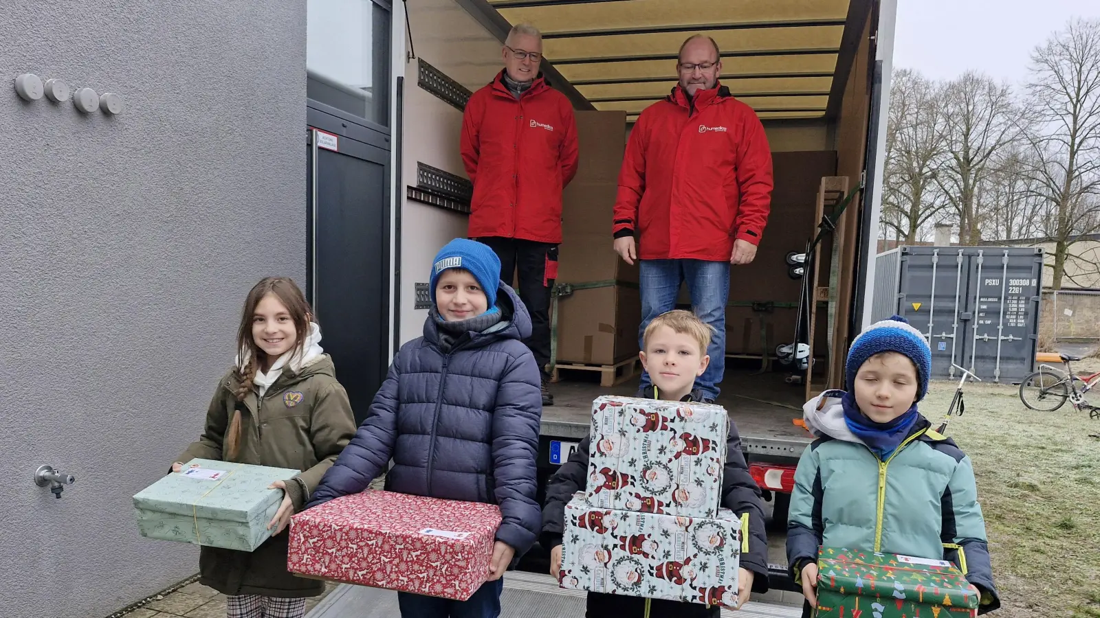 Viertklässler helfen bei der Abholung der Geschenke (Bild: Erika Hoffmann)