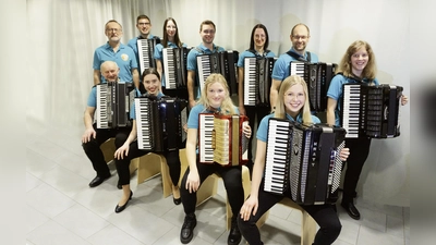 Das Akkordeonorchester der Landkreismusikschule Cham spielt im Schlosssaal der Städtischen Musikschule Neunburg vorm Wald. (Bild: Manuel Schremmer)