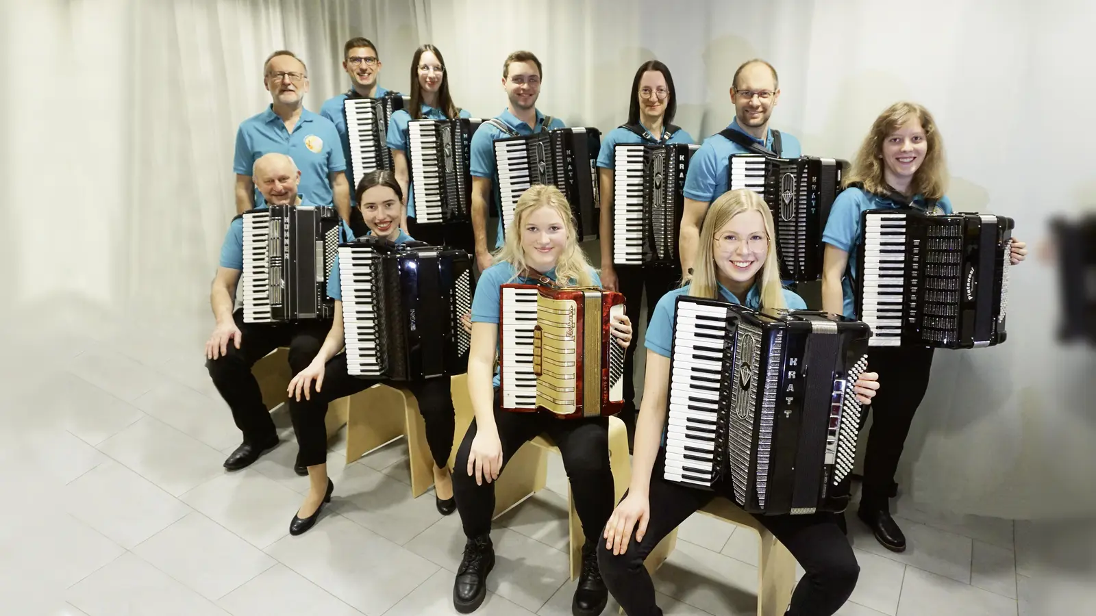 Das Akkordeonorchester der Landkreismusikschule Cham spielt im Schlosssaal der Städtischen Musikschule Neunburg vorm Wald. (Bild: Manuel Schremmer)