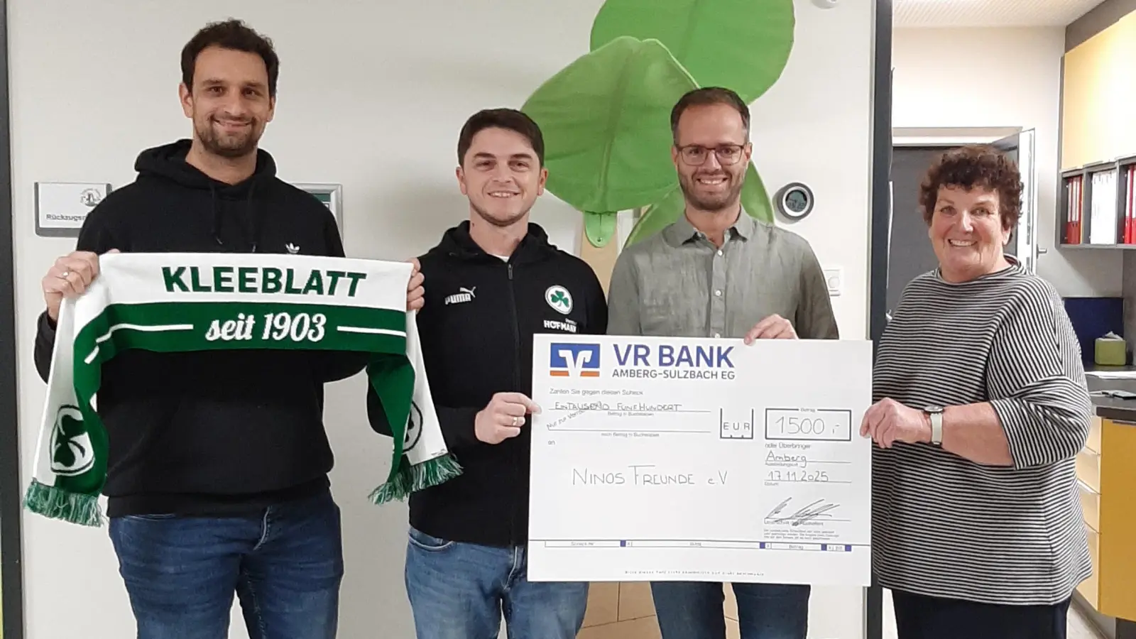 Bei der Spendenübergabe v. l. Johannes Wolf, Martin Hoffmann, Florian Rauch vom Fanklub Pfälzer Kleeblatt, Karin Borchers Ninos Freunde e.V. (Bild: Karin Borchers)
