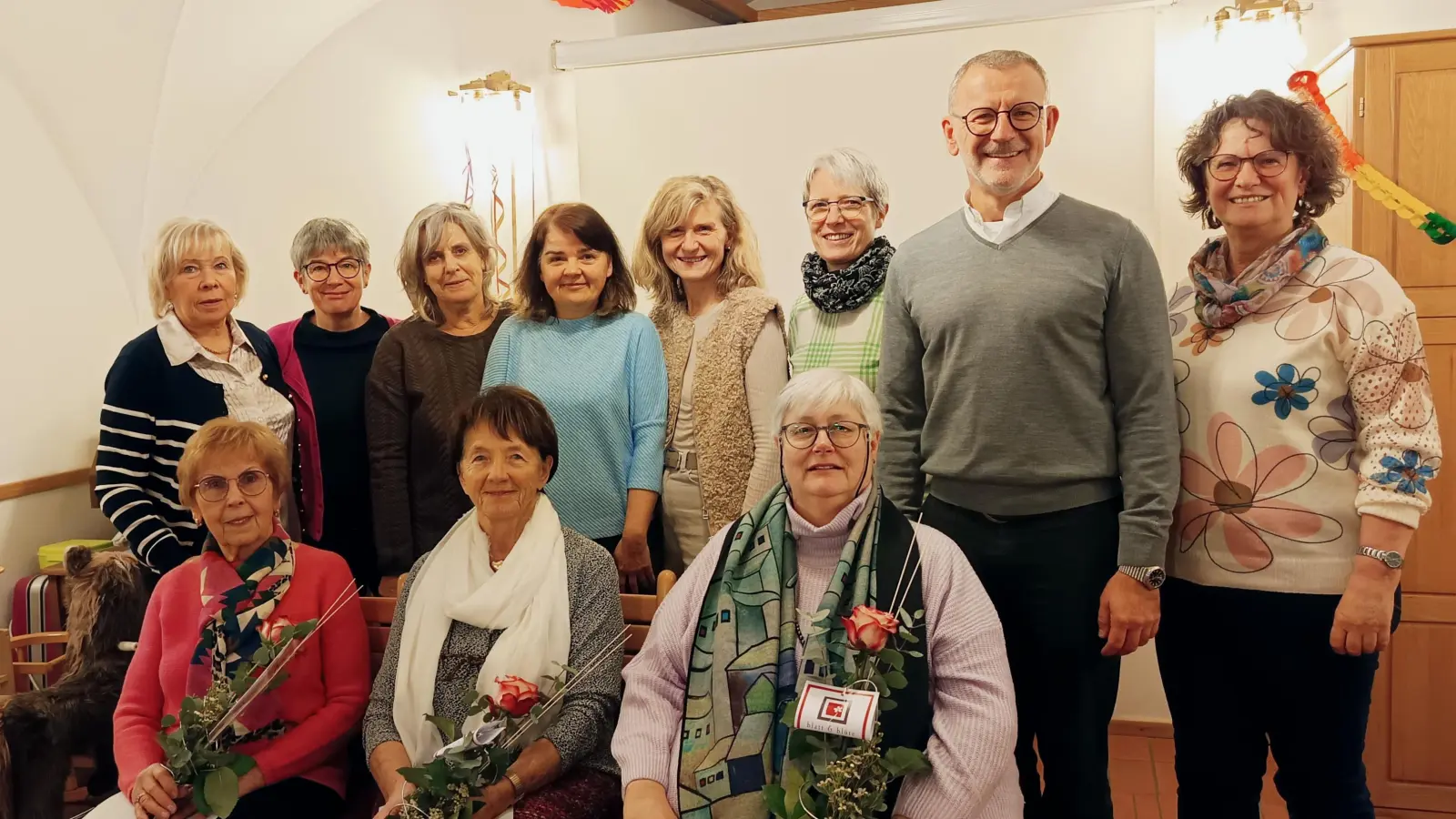 Im Bild von links sitzend die Geehrten Maria Malzer, Brigitte Kliebhan, Barbara Schmid. Stehend von links die Vorstandschaft, Stadtpfarrer Dr. Thomas Vogl und die Bezirksvorsitzenden Monika Sommer  (Bild: Monika Mittereder)