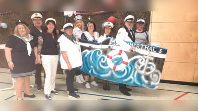 Kapitän Bürgermeister Anton Peter (2.v.links) kam mit einem Boot. Am Bord der Heimat und Kulturverein. (Bild: Gerhard Dörfler)