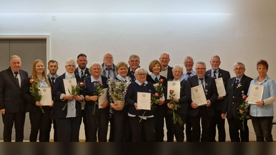 Von links nach rechts: Bezirksvorsitzender Horst Embacher, Natalie Klein, Dominik Klein, Frieda Schwingl, Marco Hanauer, Brunhilde Waldhier, Johann Klein, 1. Vors. Erna Ermer, Karl Lang, Theresia Engelbrecht, Ludmila Rittner, Stadtrat Hans Blum, Regina Kolacki, Willi Rittner, Bernhard Weiß, 2. Vors. Anton Schlosser, 1. Kreisvorsitzender Josef Lang und Sandra Eichbaum  (Bild: Corinna Schlosser)
