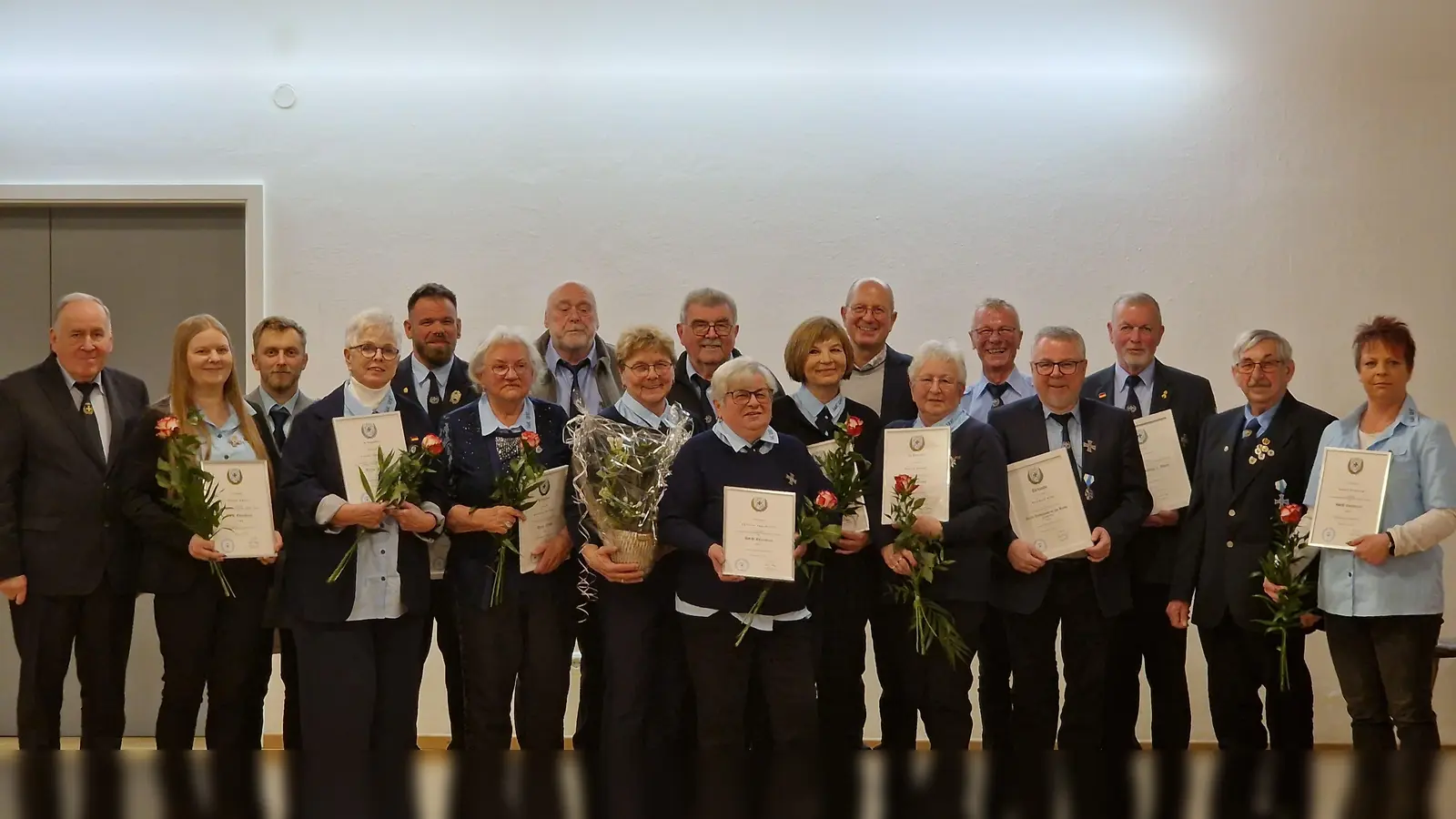Von links nach rechts: Bezirksvorsitzender Horst Embacher, Natalie Klein, Dominik Klein, Frieda Schwingl, Marco Hanauer, Brunhilde Waldhier, Johann Klein, 1. Vors. Erna Ermer, Karl Lang, Theresia Engelbrecht, Ludmila Rittner, Stadtrat Hans Blum, Regina Kolacki, Willi Rittner, Bernhard Weiß, 2. Vors. Anton Schlosser, 1. Kreisvorsitzender Josef Lang und Sandra Eichbaum  (Bild: Corinna Schlosser)