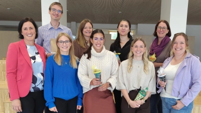 Rektorin Johanna Reger (links) und die neuen Lehrkräfte der Jobst-vom-Brandt Schule Waldershof (Bild: Johanna Reger)