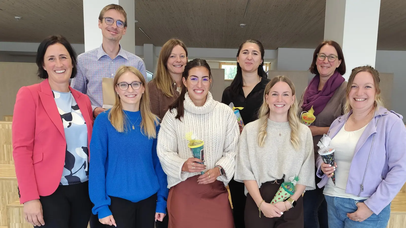 Rektorin Johanna Reger (links) und die neuen Lehrkräfte der Jobst-vom-Brandt Schule Waldershof (Bild: Johanna Reger)