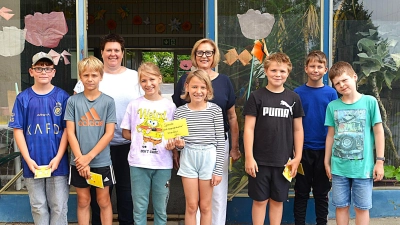 Die anwesenden 7 Ehenfelder Kommunionkinder bei der Spendenübergabe an Petra Waldhauser von der Selbsthilfegruppe krebskranker Kinder Amberg-Sulzbach e. V. (re. hinten). Li. hinten die Initiatorin, Gemeindereferentin Barbara Schlosser.  (Bild: Fritz Dietl)