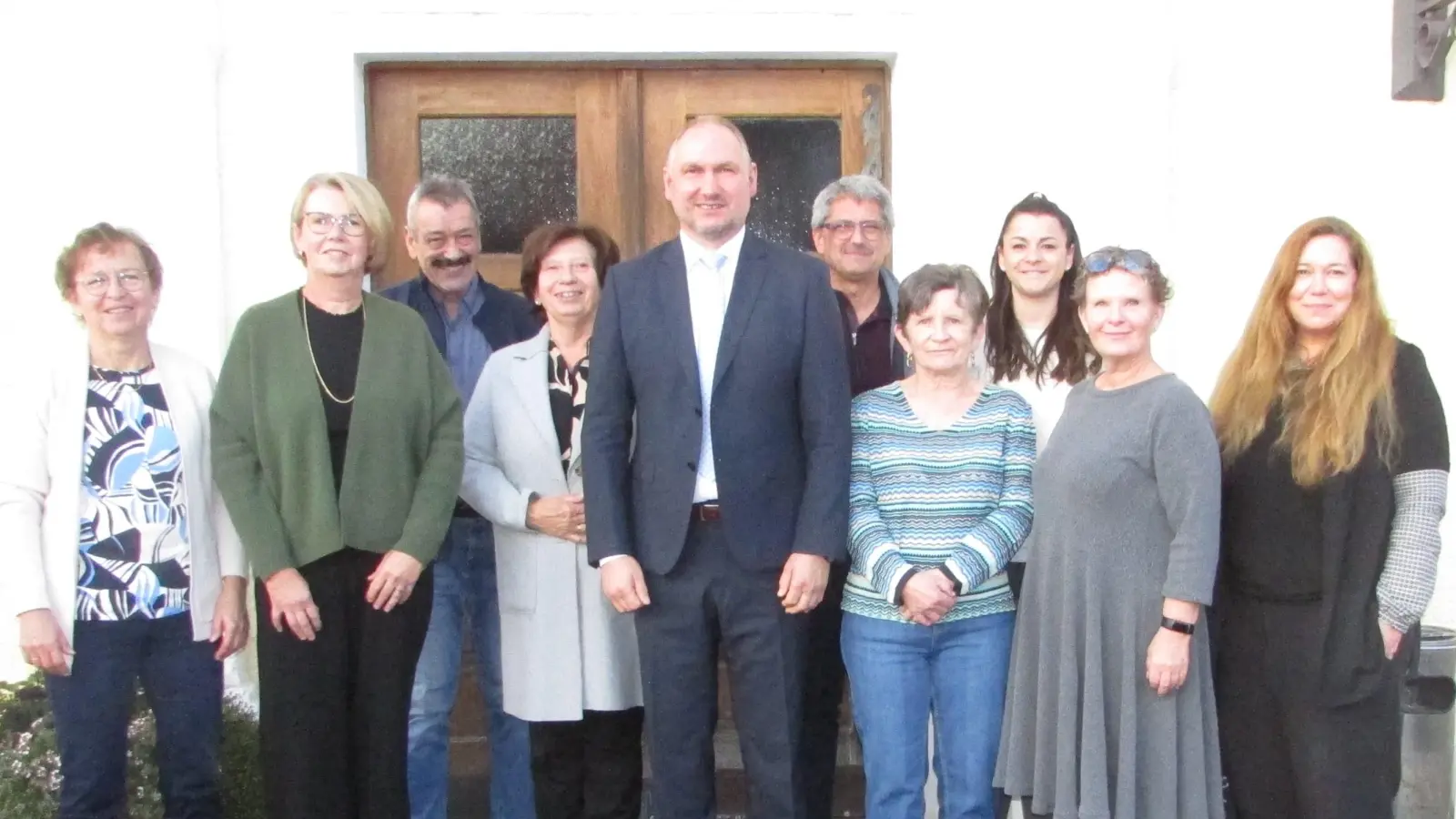 Bürgermeister Richard Kammerer (5. v. links) führt die Selbsthilfe weiter. Sonja Oleson (rechts) hielt einen kurzweiligen Vortrag über Demenz.  (Bild: Eva Seifried)