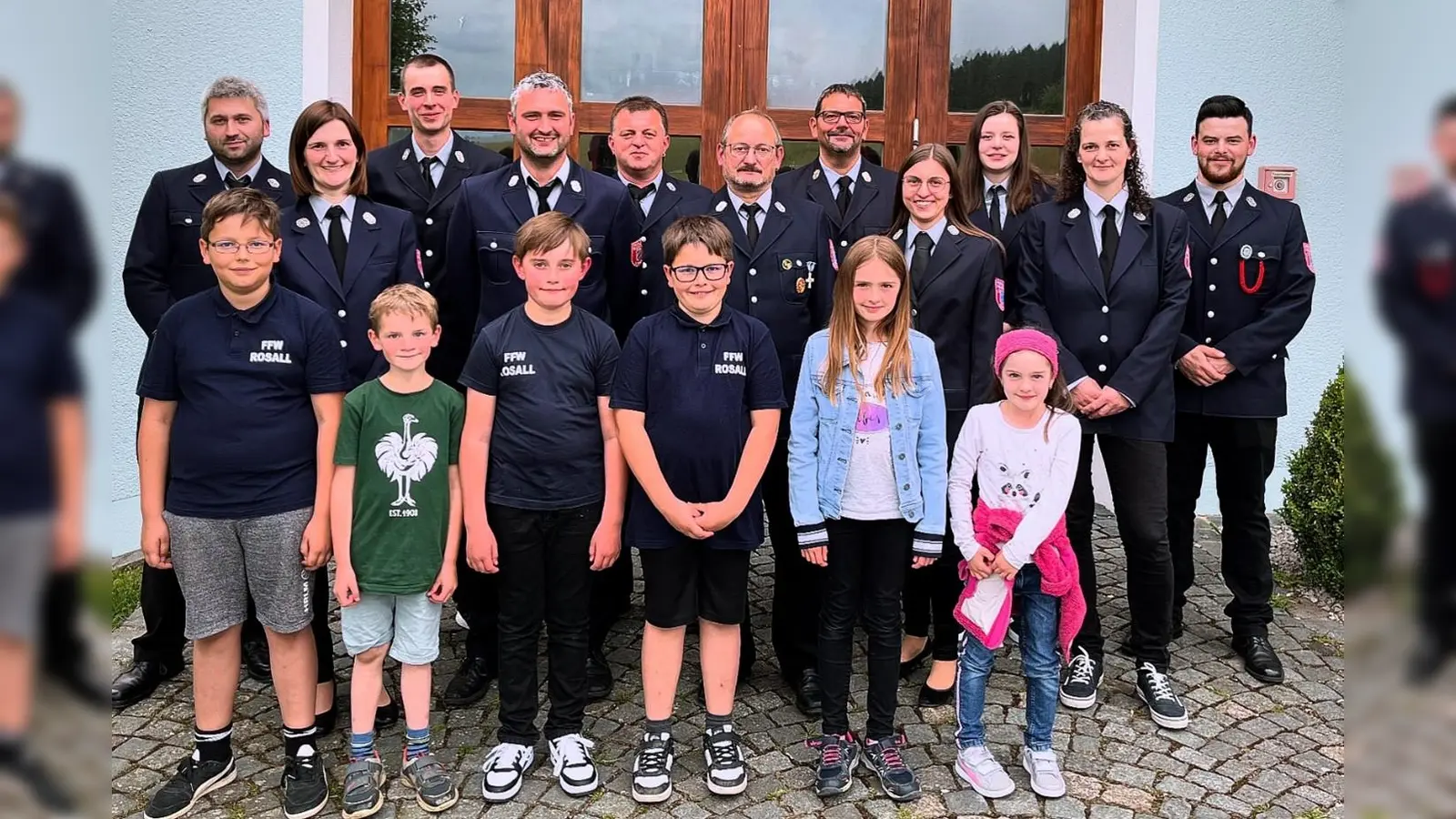 Das Vorstandsteam der Feuerwehr Rosall mit den Mitgliedern der neuen Kinderfeuerwehr. (Bild: Jürgen Hopf/exb)