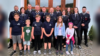Das Vorstandsteam der Feuerwehr Rosall mit den Mitgliedern der neuen Kinderfeuerwehr. (Bild: Jürgen Hopf/exb)