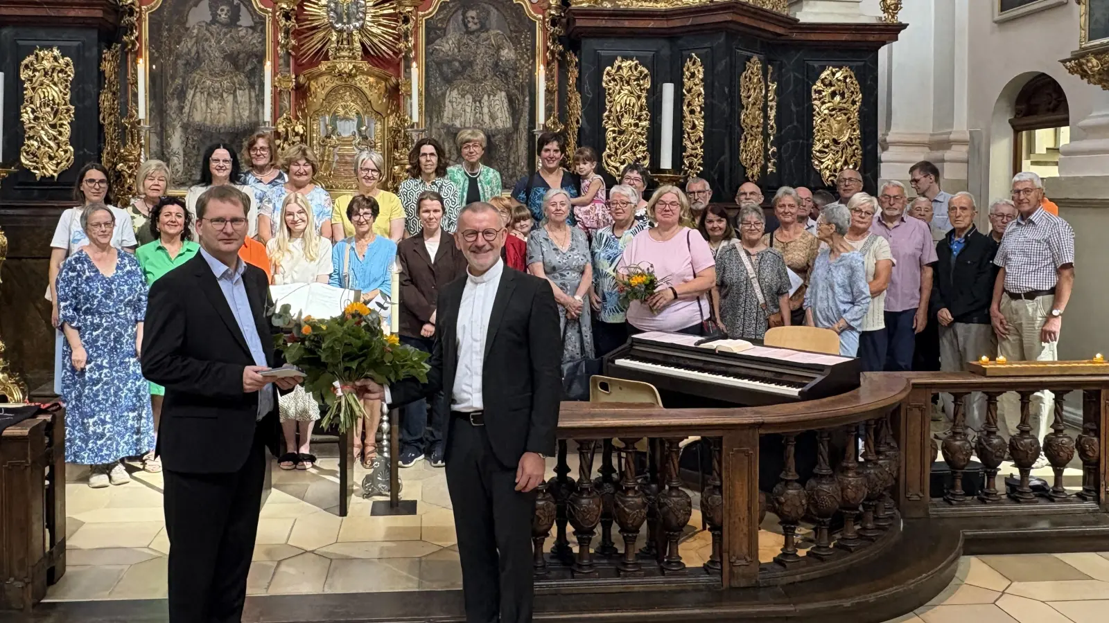 Am Sonntag gratulierte Stadtpfarrer Dr. Thomas Vogl am Ende des Gottesdienstes zusammen mit dem Basilikachor im Namen der gesamten Pfarrei Andreas Sagstetter zum 25-jährigen Dienstjubiläum (Bild: Markus Scharnagl)