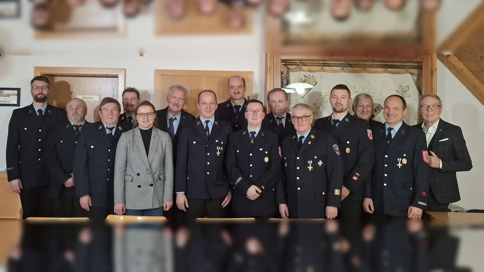 Die Vorstandschaft, die Geehrten und die Politischen Vertreter. Stehend von Links: Scharbauer Johannes, Reinhold Drechsler (40J.), Herrmann Schätzler (50 J.), Richard Schieder (SBR), Hildegard Ziegler (SPD), Bernhard Schlicht (FW), Martin Beutner (1. Vors.), Günter Fröling (30J.), Daniel Schmidt(stellv. Kdt.), Anton Wolfbauer (40J.), Ludwig Grasser (SBI), Gerhard Bärnklau (Kdt.), Karl Bärnklau (B90/Grüne), Christian Beutner, Reinhold Wildenauer (3. Bgm.). (Bild: Martin Beutner)