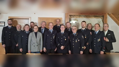 Die Vorstandschaft, die Geehrten und die Politischen Vertreter. Stehend von Links: Scharbauer Johannes, Reinhold Drechsler (40J.), Herrmann Schätzler (50 J.), Richard Schieder (SBR), Hildegard Ziegler (SPD), Bernhard Schlicht (FW), Martin Beutner (1. Vors.), Günter Fröling (30J.), Daniel Schmidt(stellv. Kdt.), Anton Wolfbauer (40J.), Ludwig Grasser (SBI), Gerhard Bärnklau (Kdt.), Karl Bärnklau (B90/Grüne), Christian Beutner, Reinhold Wildenauer (3. Bgm.). (Bild: Martin Beutner)