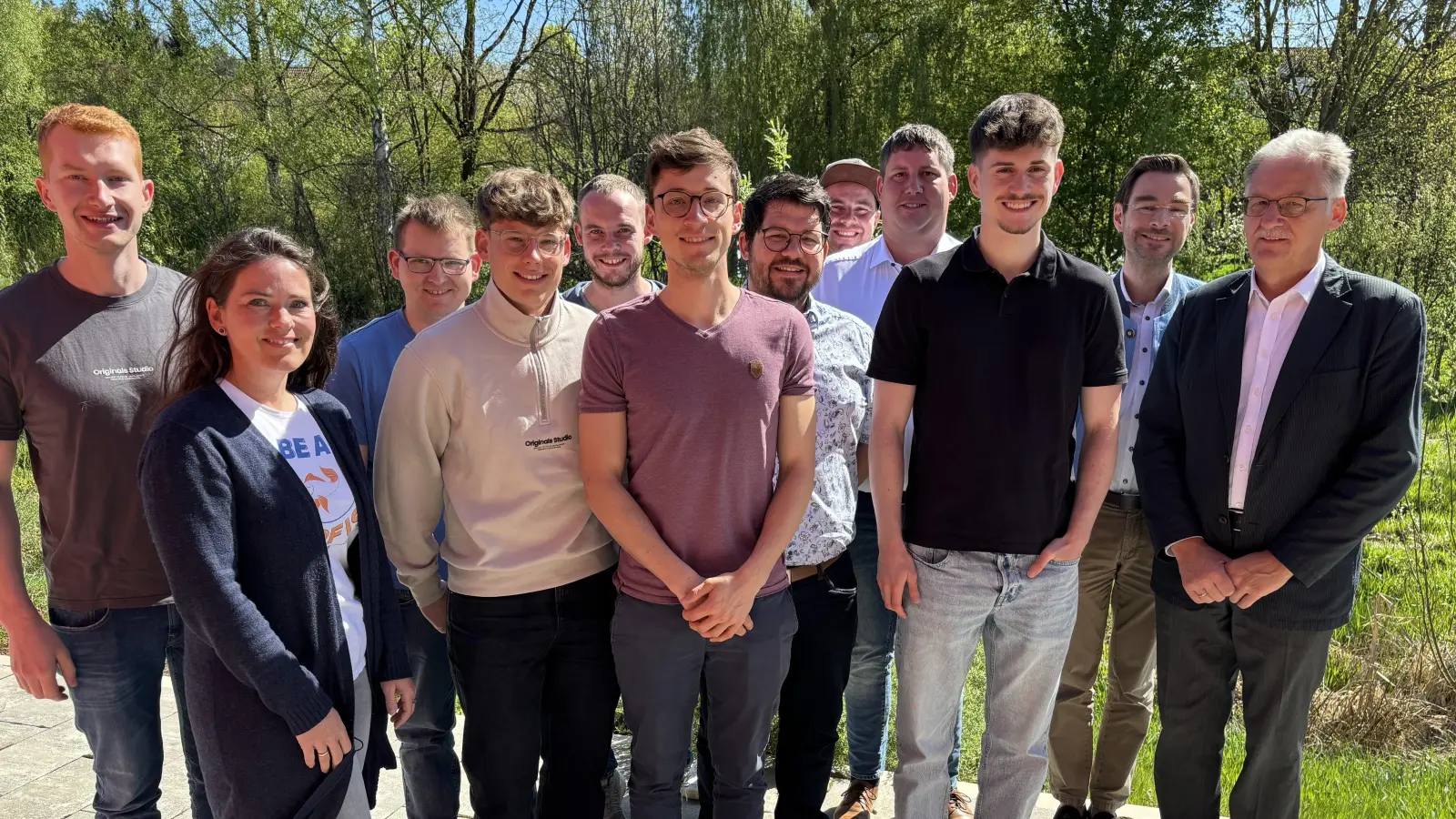 Bürgermeister Josef Hammer und auch der CSU-Landtagsabgeordnete gratulieren dem neuen Vorsitzenden der JU Simon Schlossarek. Er folgt auf Michael Hammer (von rechts) an der Spitze der politischen Jugendorganisation in Irchenrieth (Bild: Josef Hammer)