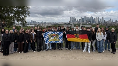 Gruppenfoto in Greenwich vor der Skyline Londons: die Reisegruppe der London House School of English. (Bild: Liz Shrubsall)