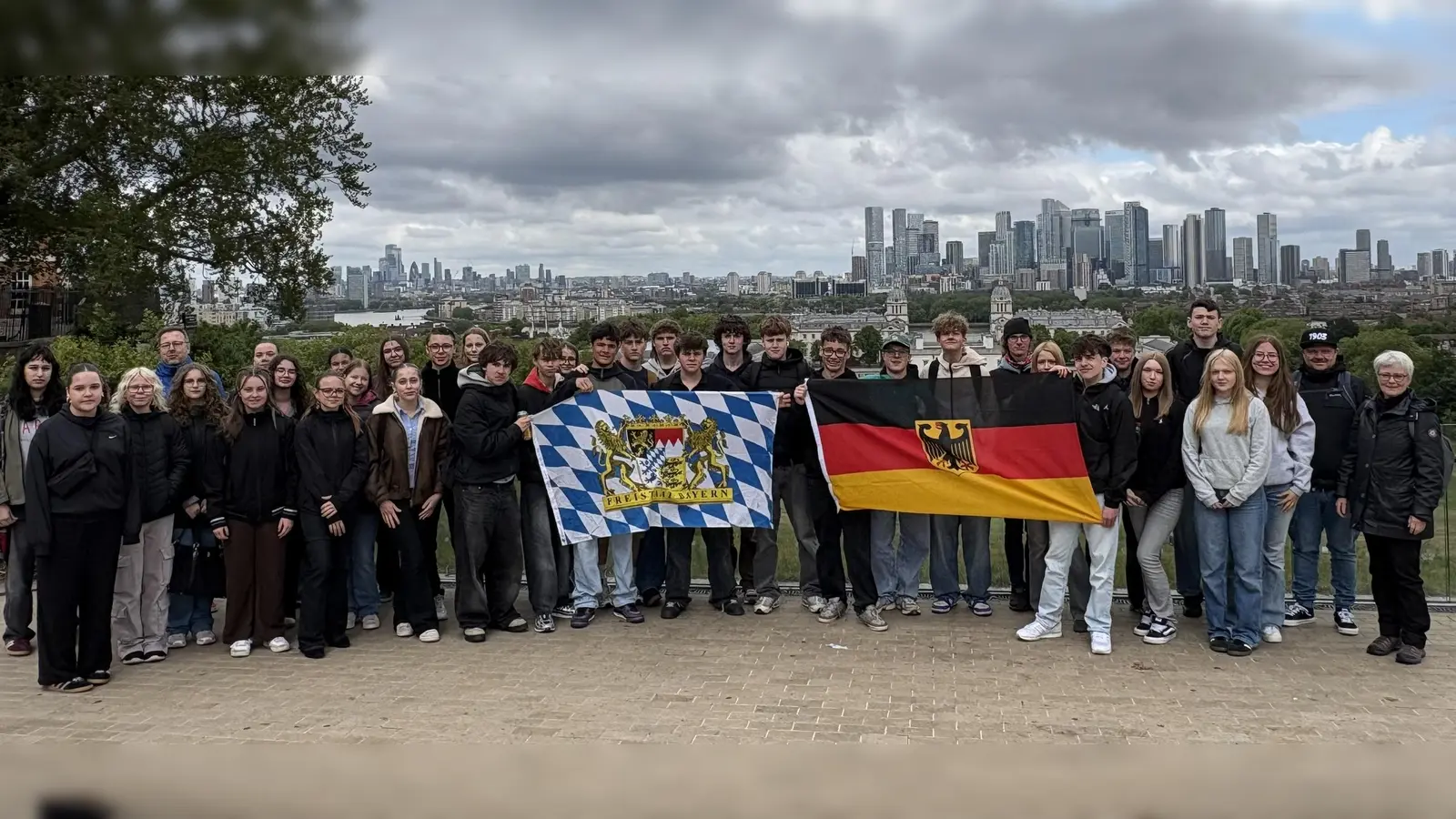 Gruppenfoto in Greenwich vor der Skyline Londons: die Reisegruppe der London House School of English. (Bild: Liz Shrubsall)