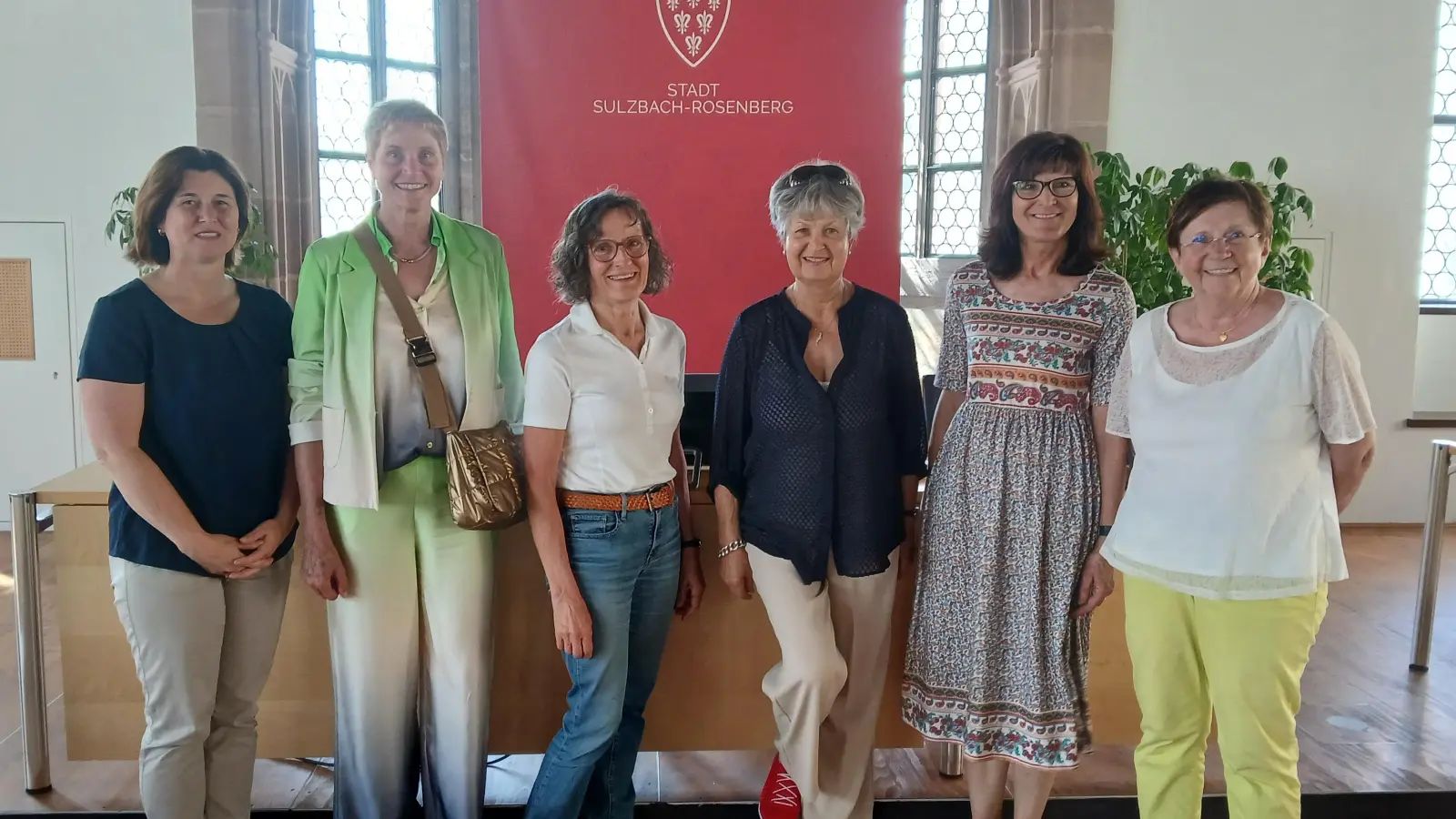 Die Bürgermeisterinnen (von links) Doris Lindner, Monika Breunig, Lydia Zahner, Hildegard Geismann, Evi Höllerer und Bärbel Birner im großen Saal des gotischen Rathauses. (Bild: Stadt Sulzbach-Rosenberg)