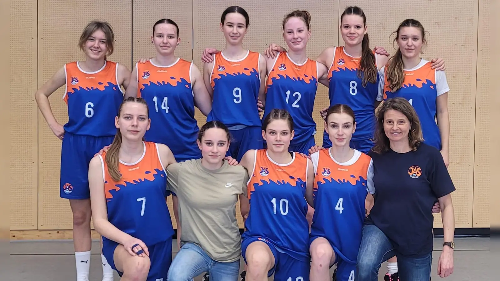 Gruppenbild nach dem Turnier: H. v. l.: Jamila Ederer, Johanna Herrmann, Verena Ram, Romina Ram, Annika Aumeier, Lena Wiesgickl. V. v. l.: Eva Meller, Raffaella Vanino, Milena Gradl, Louisa Museta, Trainerin Barbara Meier; Es fehlt: Anna Bauer.<br> (Bild: Saskia Ruhland)